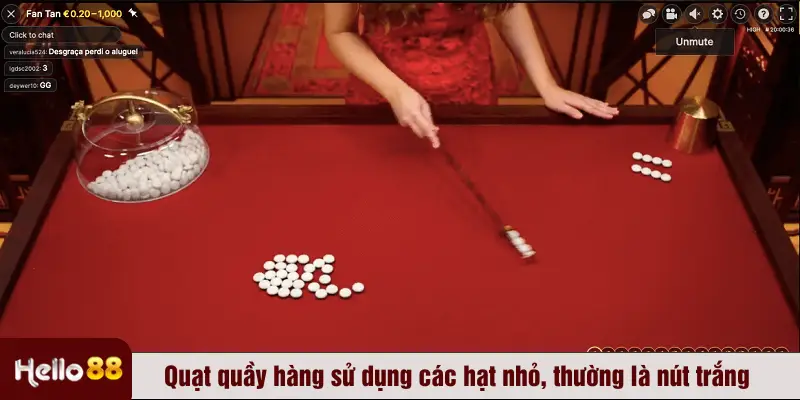Quạt quầy hàng sử dụng các hạt nhỏ, thường là nút trắng